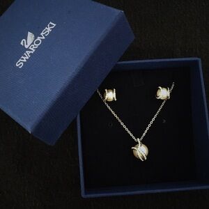 Swarovski Crystal Pearl Set necklace and earrings